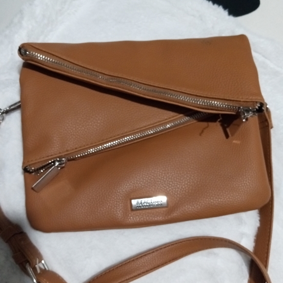 Kenneth Cole Reaction Crossbody Bag. Great condition.  Gently used.  CLEAN. - Picture 5 of 8